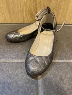 メタルシルバー　ストラップパンプス