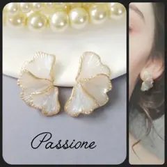 【一点物】パール調ブルー３連花びら ピアス/イヤリング