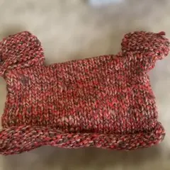 編み物スタイルの赤系帽子