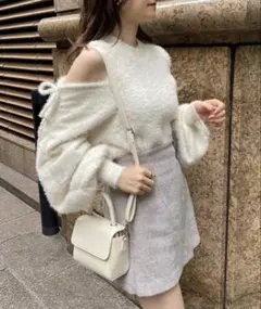 NICE CLAUP ナイスクラップ あざと肩あきフェザーニット アイボリー