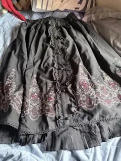 薔薇刺繍とフリルのひざ丈スカート 黒のサムネイル