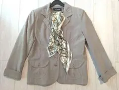 スカーフ付きベージュジャケット