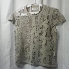 ラインストーン付きフラワーモチーフ　レース編みトップス　ベージュ