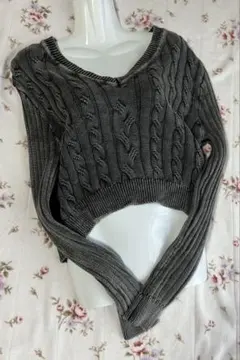 今週お値下げ 即発送 ケーブル編みデザイン グレーのクロップド Vネックセーター