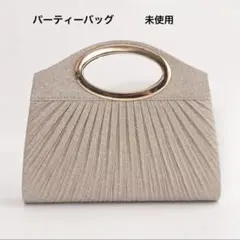 ベージュ プリーツデザイン パーティーバッグ　キラキラ　チェーンバッグ　ゴールド