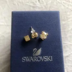 SWAROVSKI スクエア クリスタル ピアス ゴールドのサムネイル