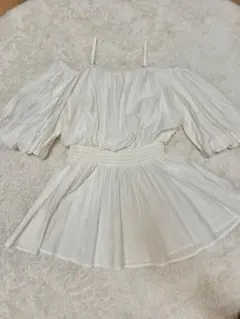 ホワイト オフショルダー フリルトップス