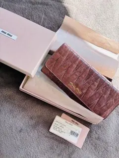 MIUMIU マテラッセ2つ折り財布 ピンク ビジュー - メルカリ