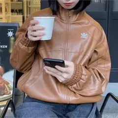adidas ブラウン スタジャン風ジャケット