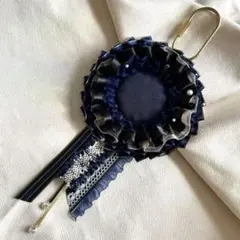 シックな大人可愛いロゼット　黒＆青（紺色）　5.5〜6.6cm前後缶バッジ用