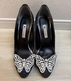 【処分価格】【お買い得品】ダイアナ　 蝶の装飾 ブラックハイヒール