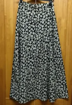 ローリーズファームLOWRYS FARM　くるみボタン小花柄ロングスカート