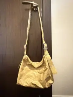 tina jojun ダブルバックルバッグ　マスタード
