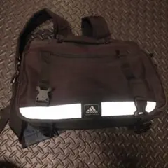 アディダス横型リュックショルダーバッグノートパソコン入る大きさビジネスバッグにも
