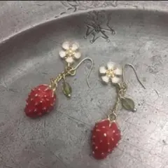 イチゴ エナメルピアス  天然石     ペリドット  サービスの袋付き