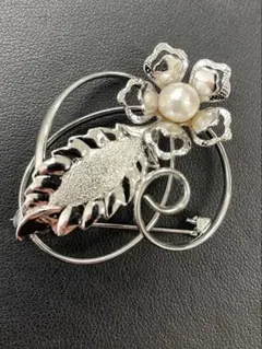 【E】✨シルバーフラワーモチーフ✨パールブローチ　真珠ブローチ