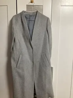 ライトグレーのロングコートです。