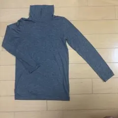 ユニクロ　グレー タートルネック アンダーシャツ　ヒートテック