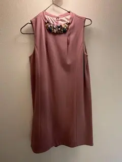 ノースリーブビジュー付きピンクワンピース