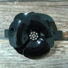 黒の花型ヘアクリップ