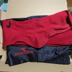 NIKE赤ソックス＆DIADORA黒サッカーパンツ
