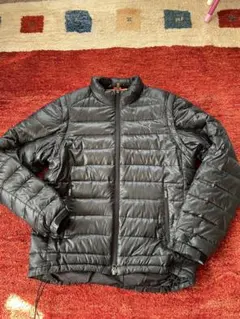 黒いダウンジャケット キルティングデザイン