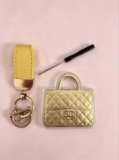 CHANELノベルティキルティングポーチとゴールドのバッグチャーム❣️ CHANEL ノベルティ バッグチャーム キーホルダー - メルカリ