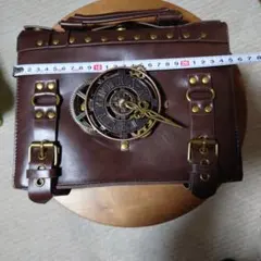 ブラウンレザーショルダーバッグ コンパス装飾付き