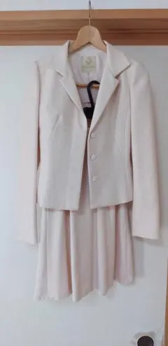 オンワード樫山のスーツ上下（日本製）コサージュ付