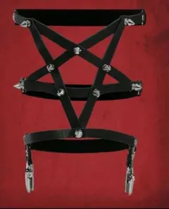 スパイク付きアンチペンタグラムフェイクレザーガーターベルト逆五芒星