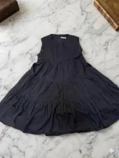 黒のノースリーブティアードワンピースのサムネイル