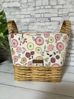 ハンドメイド　ベージュ北欧風花柄大きめ布バスケット