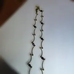 ゴールドとブラックのエレガントネックレス