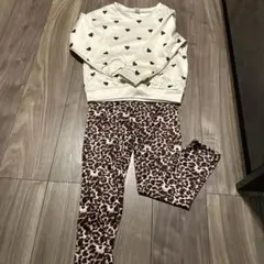 ハート柄トレーナーとヒョウ柄レギンスセット