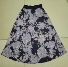 黒地に花柄 ロングスカート Mサイズ