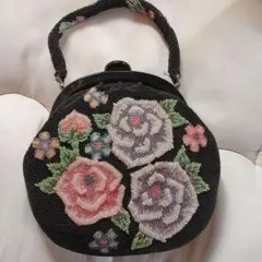 ビーズ刺繍の黒い丸型ハンドバッグ