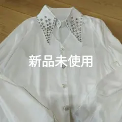 スタッズ付きホワイトシャツ