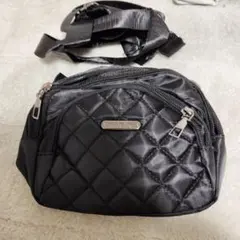 黒いナイロンキルティングショルダーバッグ