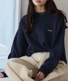 ワンポイントワッペン刺繍オーバー ニット ネイビーのサムネイル