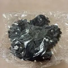 新品未開封　黒のシュシュ パールと花の装飾付き
