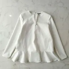 25年♡美品✨ヨーコチャン ロングスリーブラッフルヘムパールブラウス 白 36のサムネイル