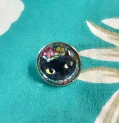 黒猫と花柄の　ハンドメイドピンバッチ