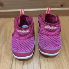 13.5 new balance メッシュサンダル系スニーカー レッドピンク系