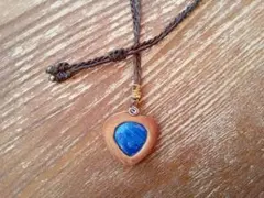 青色に輝くラピスラズリのペンダント