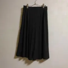 モスグリーンのガウチョパンツ