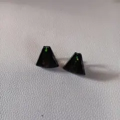 黒の三角形デザインイヤリング