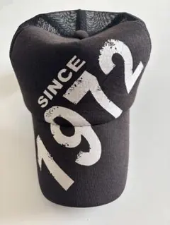 黒のキャップ 1972プリント