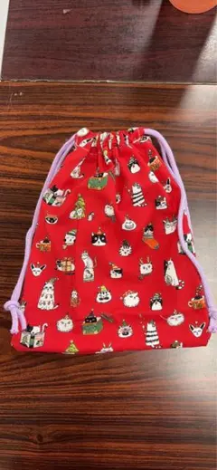 猫柄の赤い巾着袋