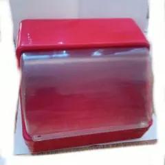 赤いプラスチック食器ケース
