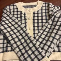 アイボリーとブラックのチェックカーディガン